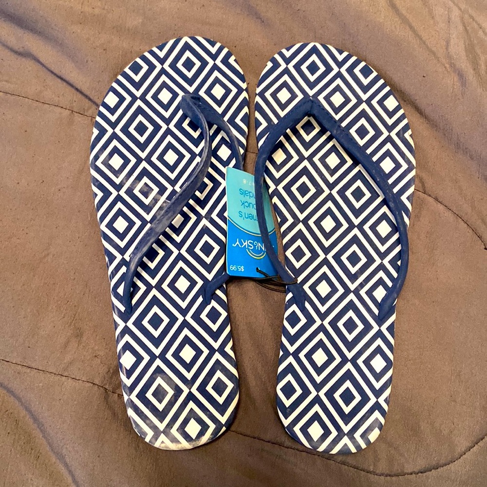 NWT women flip flops